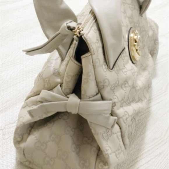 Gucci White Shoulder Bag with Gold Emblem - Picture 3 of 10